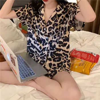 QWEEK Leopard Dormir coreano Pijama Mulheres de Verão 2021 Manga Curta Pijamas de Duas peças de Conjunto de Pijamas Vire para baixo de Gola Sleepwear